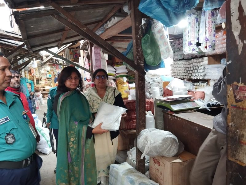 দুই হজার ৪২ কেজি পলিথিন জব্দ, বায়ুদূষণের দায়ে সাড়ে ৩ লক্ষ টাকা জরিমানা